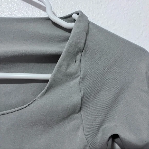 SKIMS Essential Long Sleeve Scoop Neck Thong Bodysuit Light Grey Sz Small - Picture 3 of 7